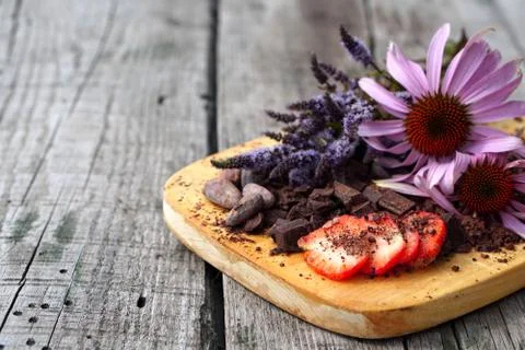 Flat lay  of Raw cocoa beans,  cocoa powder, chocolate on sacking  with mint  Foto stock