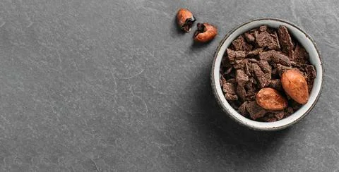 Flat lay raw fermented. organic cacao beans for chocolate Foto stock