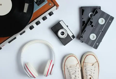 Flat lay retro 80s pop culture objects. Vinyl player, headphones, video tapes Stockfoto's