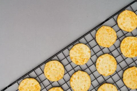 Flat lay of snack, Crispy potato chip arrange on rack oven baked over gray ba Foto stock