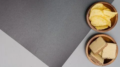 Flat lay of snack, Crispy potato chip and wafer are served in wooden bowl on  Foto stock