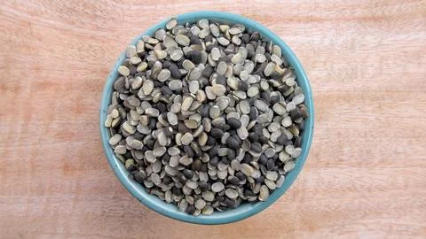 Flat Lay Split Black Gram Black Lentil Urad Dal in a Bowl on Neutral Background Stock-Fotos