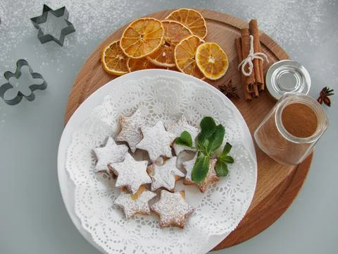 Flat lay of star shaped gingerbread cookies decorated with powdered sugar and Stock Photos