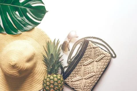 Flat lay summer with hat, glasses and pineapple Foto stock