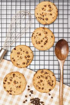 Flat lay of sweets, Chocolate chip cookie and confection equipment on rack an Foto stock