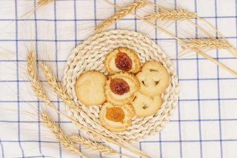 Flat lay of sweets, Set of danish butter cookie on rattan plate over blue gin Foto stock