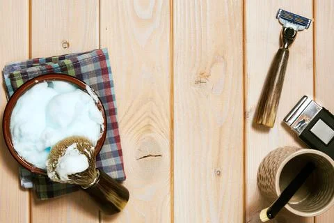 Flat lay template with shaving tools, razor blade, gel, brush and bowl Foto stock