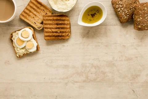 Flat lay toast boiled eggs with copy space Foto stock
