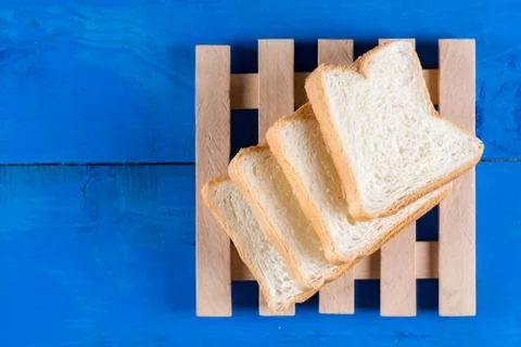 Flat lay toast bread on the blue wooden planks board Foto stock