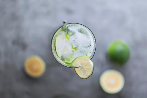 Flat lay top view of cold refreshing beverage with sliced lime ripes and ice  Foto stock