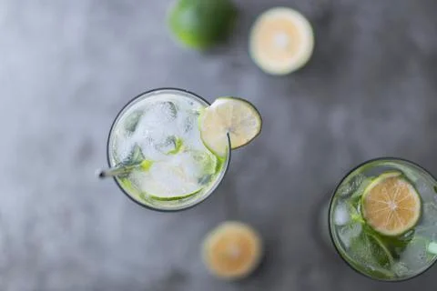 Flat lay top view of cold refreshing beverage with sliced lime ripes and ice  Foto stock
