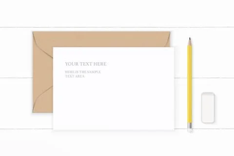 Flat lay top view elegant white composition letter kraft paper envelope yello Illustrazione stock