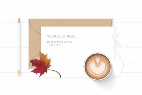 Flat lay top view elegant white composition letter kraft paper envelope autum Illustrazione stock