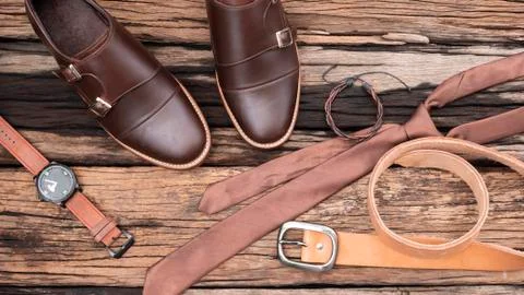 Flat lay, top view, men fashion clothing set and leather accessories on rusti 库存照片
