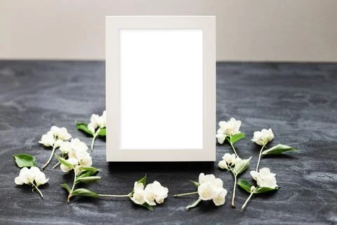 Flat lay top view mockup photo of a frame on a black background with wild flo Foto stock