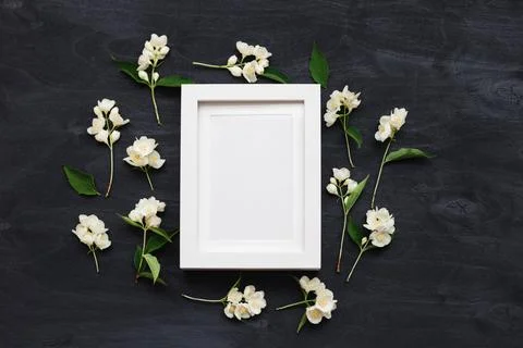 Flat lay top view mockup photo of a frame on a black background with wild flo Foto stock