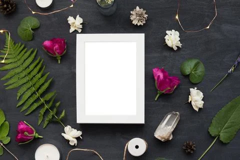 Flat lay top view mockup photo of a frame on a black background with wild flo Foto stock