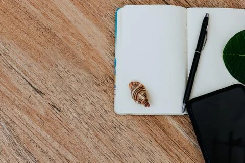 Flat lay, top view of a notepad with white paper and pen for planning 库存照片