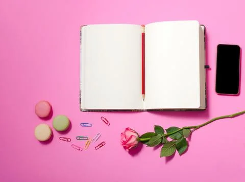 Flat lay, top view office table desk. feminine desk work space with roses Foto stock