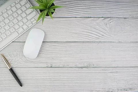 Flat lay, top view office table desk. Workspace with pen, mouse, decoration  Fotos Stock