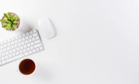Flat lay, top view office table desk. Workspace with keyboard, mouse, green l Foto stock