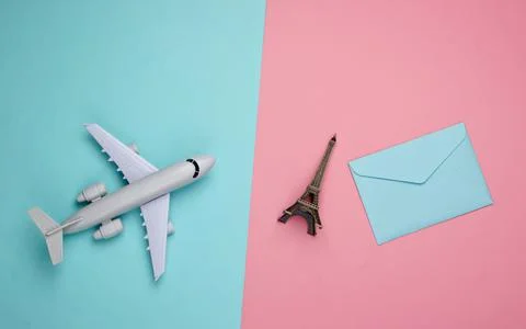 Flat lay travel composition. Plane figurine, statuette of the Eiffel tower an Stockfoto's
