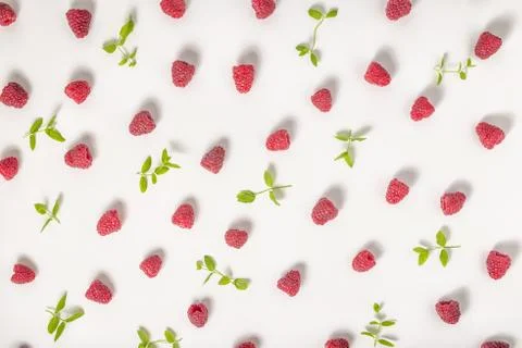 Flat lay of trendy seamless pattern with raspberries and mint like backgrou.. Foto stock