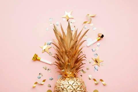 Flat lay tropical pineapple and confetti party celebration background Stockfoto's