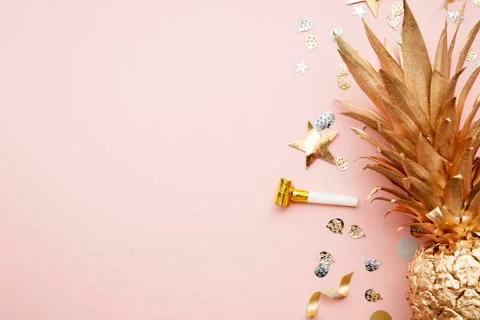 Flat lay tropical pineapple and confetti party celebration background Foto stock