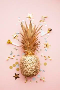 Flat lay tropical pineapple and confetti party celebration background Stockfoto's