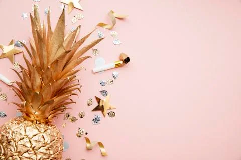 Flat lay tropical pineapple and confetti party celebration background Foto stock