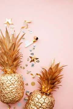 Flat lay tropical pineapple and confetti party celebration background Foto stock