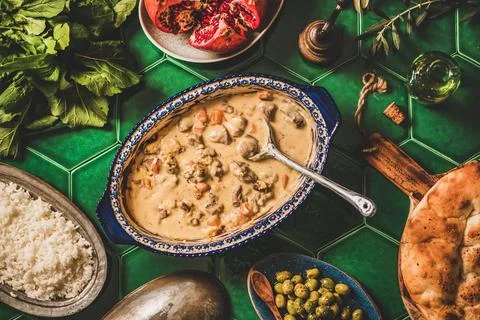 Flat-lay of Turkish stewed lamb in yogurt sauce, pilav, vegetables Foto stock