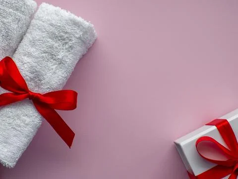 Flat lay with two white towels and gift box Foto stock