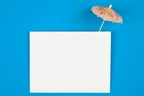 Flat lay umbrella on white sheet Foto stock