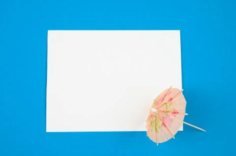 Flat lay umbrella on white sheet Foto stock