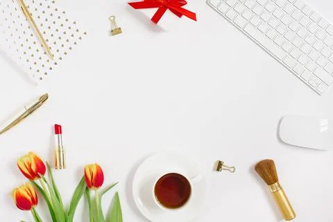 Flat lay Valentines Day background with computer keyboard, gift, notebook and Stock-Fotos