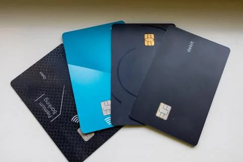 Flat lay of various modern debit and credit cards arranged in a fan pattern. Foto stock