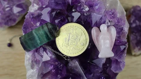 Flat lay view of a gold Bitcoin coin amethyst quartz. 스톡 동영상 312512632