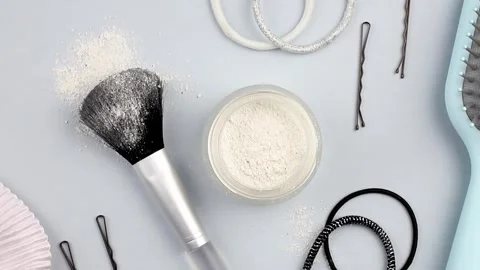 Flat lay view of homemade dry powder shampoo in a white bowl. Stock-Footage 312546815