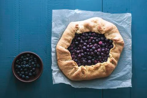 Flat lay view of low calorie diet blueberry open pie Foto stock