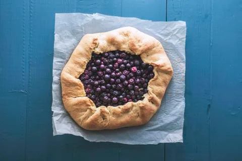 Flat lay view of low calorie diet blueberry open pie Foto stock