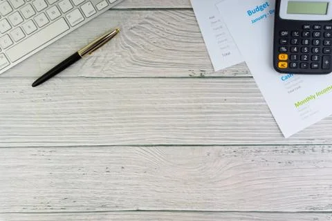 Flat lay view of office workspace with keyboard, pen, paperwork on wooden bac 库存照片