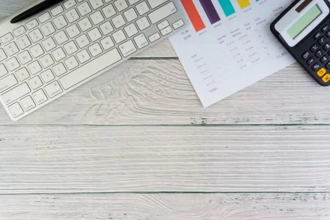 Flat lay view of office workspace with keyboard, pen, paperwork on wooden bac 库存照片