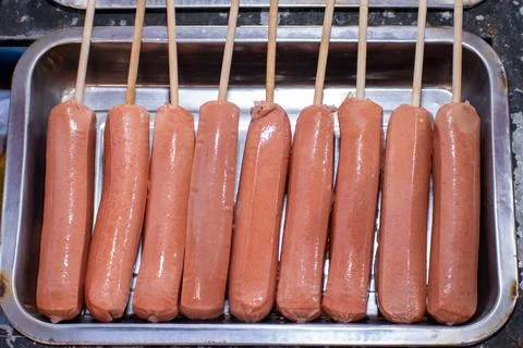 Flat lay view of a tray full of skewered sausages Foto stock