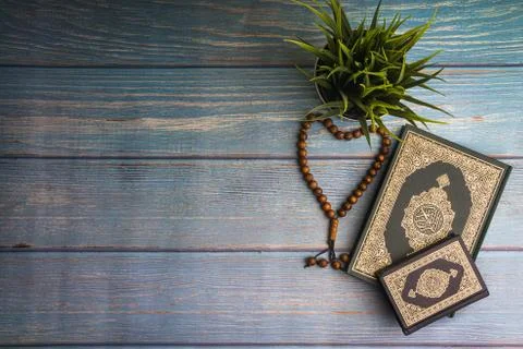 Flat lay view of vase, tasbih or rosary beads and Holy book of Quran with ara 库存照片