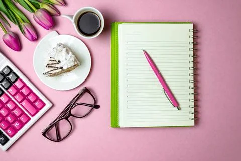 Flat lay view of Workspace notepad and pen, financial sphere calculator, fest Foto stock