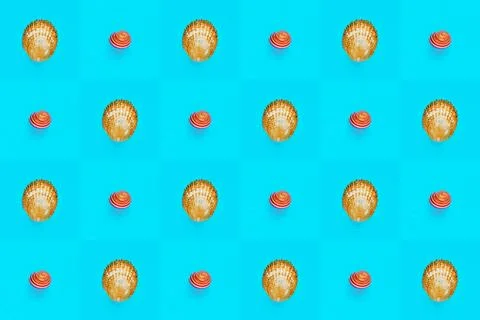 Flat Lay wallpaper background image of coastal seashells on a checkered ba... 库存照片
