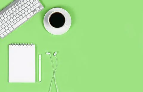 Flat layout on green background. Horizontal photo. Composition concept online Stockfoto's