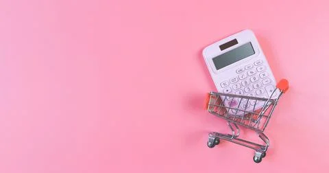 Flat layout of pink calculator and  in Shopping trolley or shopping cart  on  Foto stock